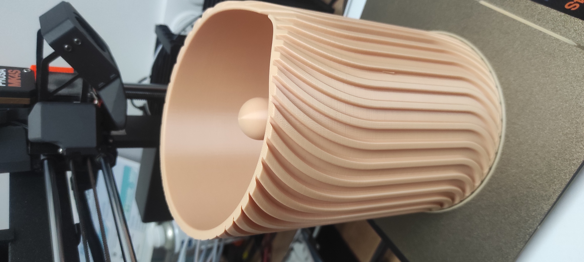 Paper towel holder : Twisted shape preview 4