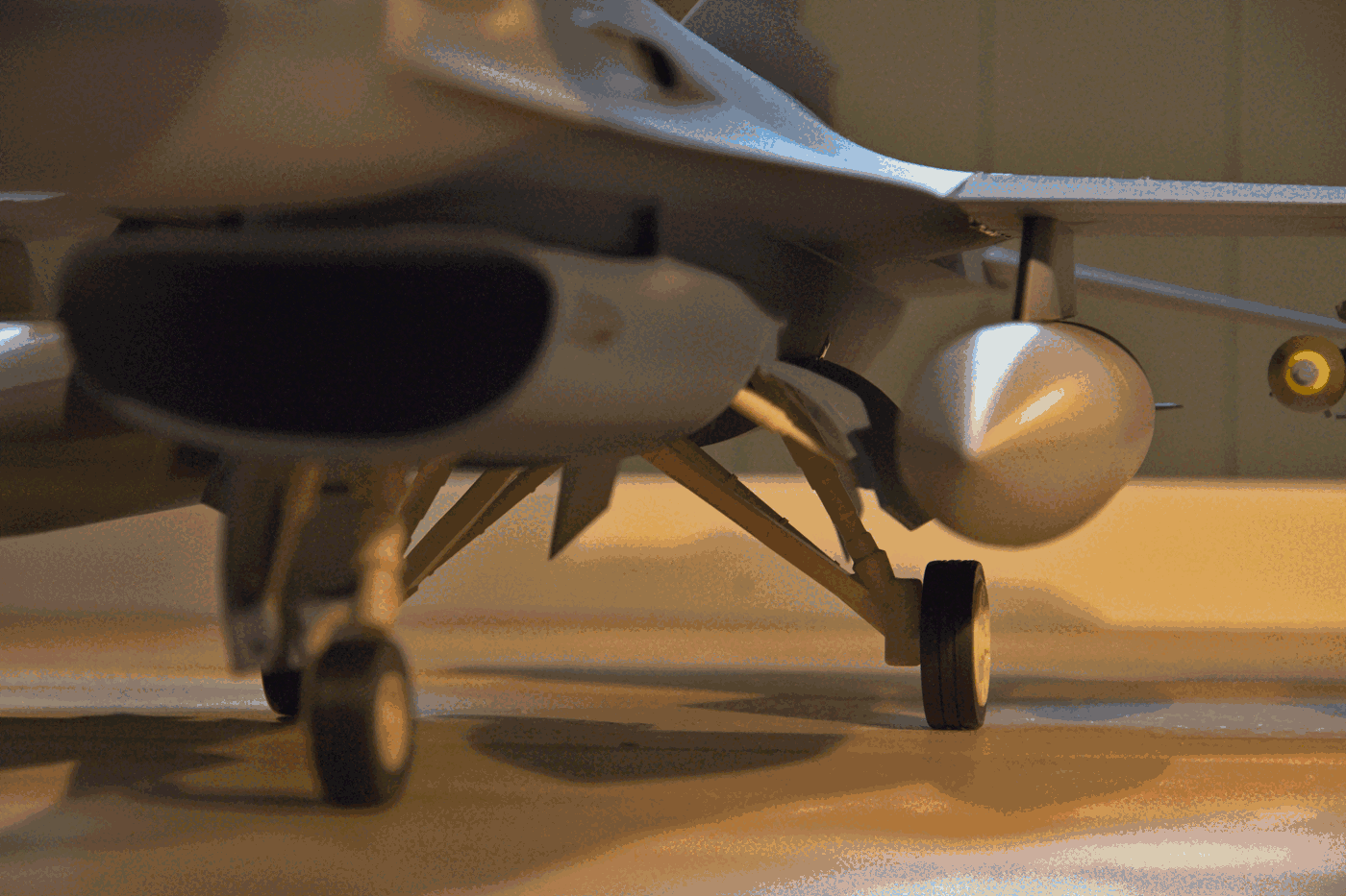 F-16 Fighting Falcon 1:16 scale model preview 4