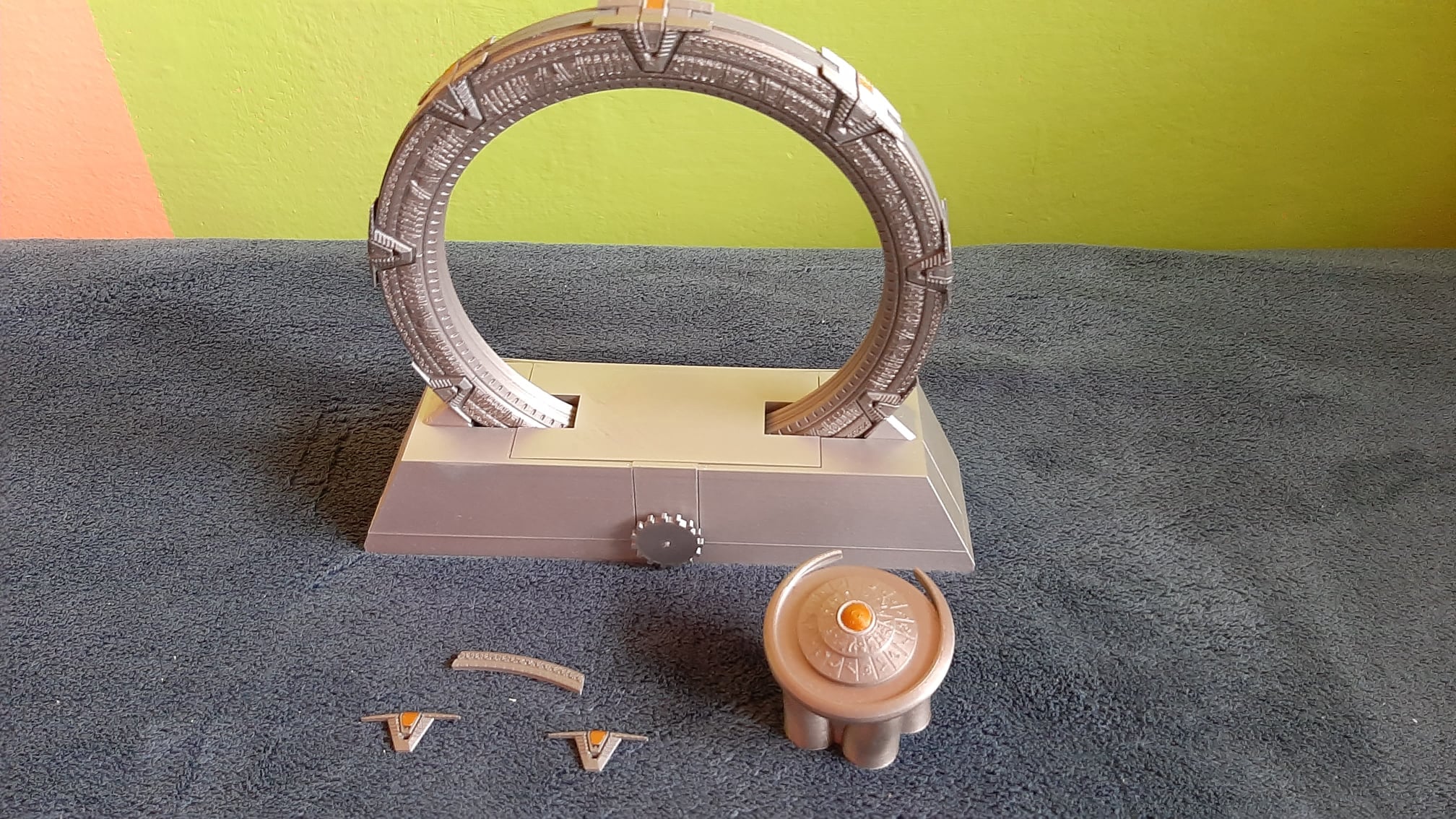 Stargate in an off-world pedestal with a DHD preview 2