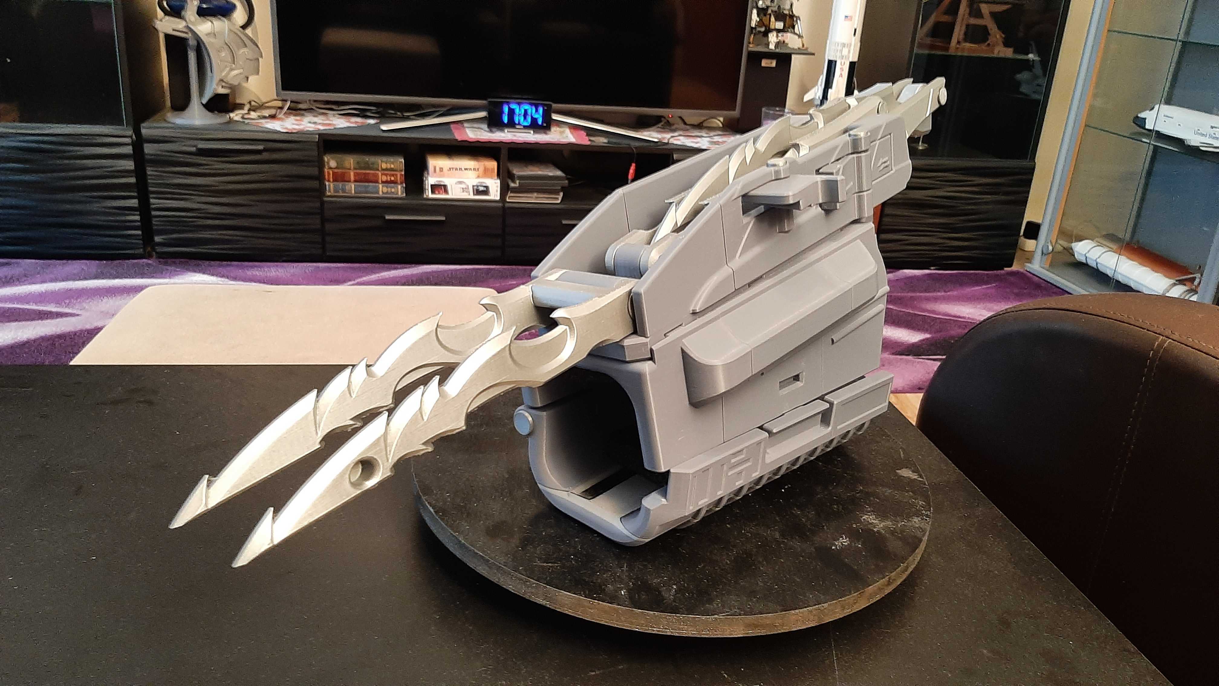 Predator gauntlet with retractable Wrist Blade and Scimitar preview