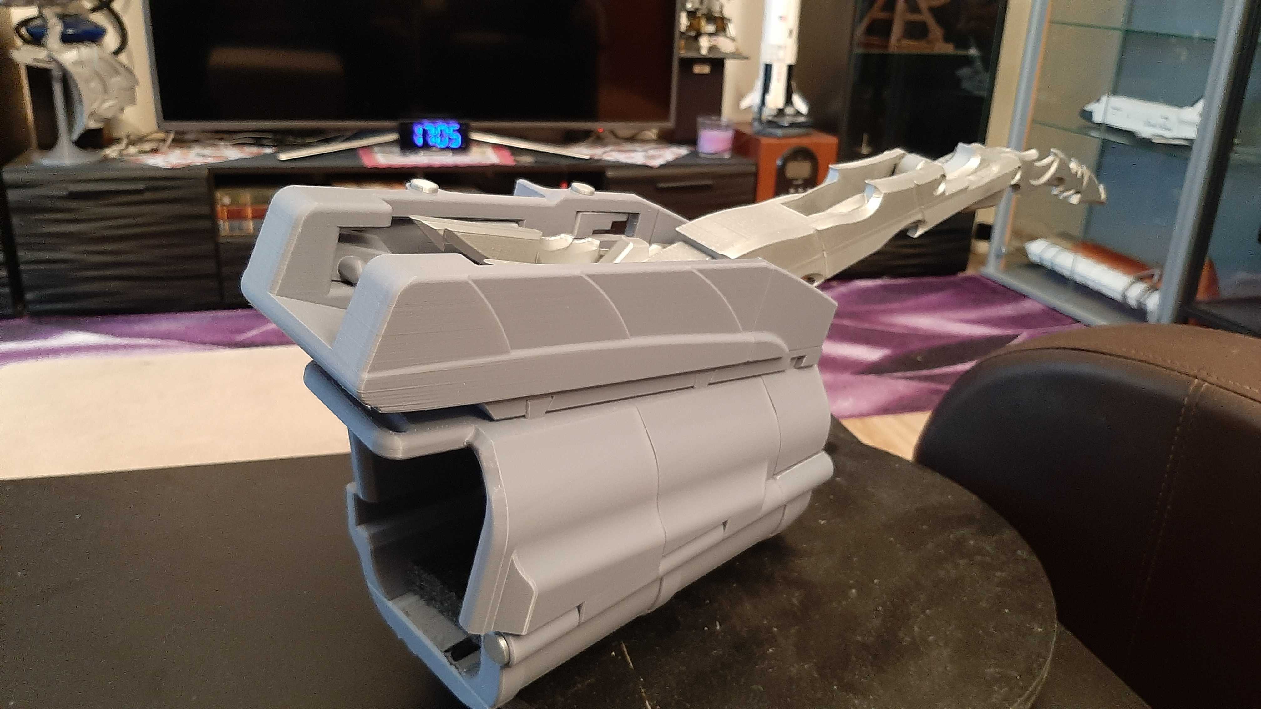 Predator gauntlet with retractable Wrist Blade and Scimitar preview 2