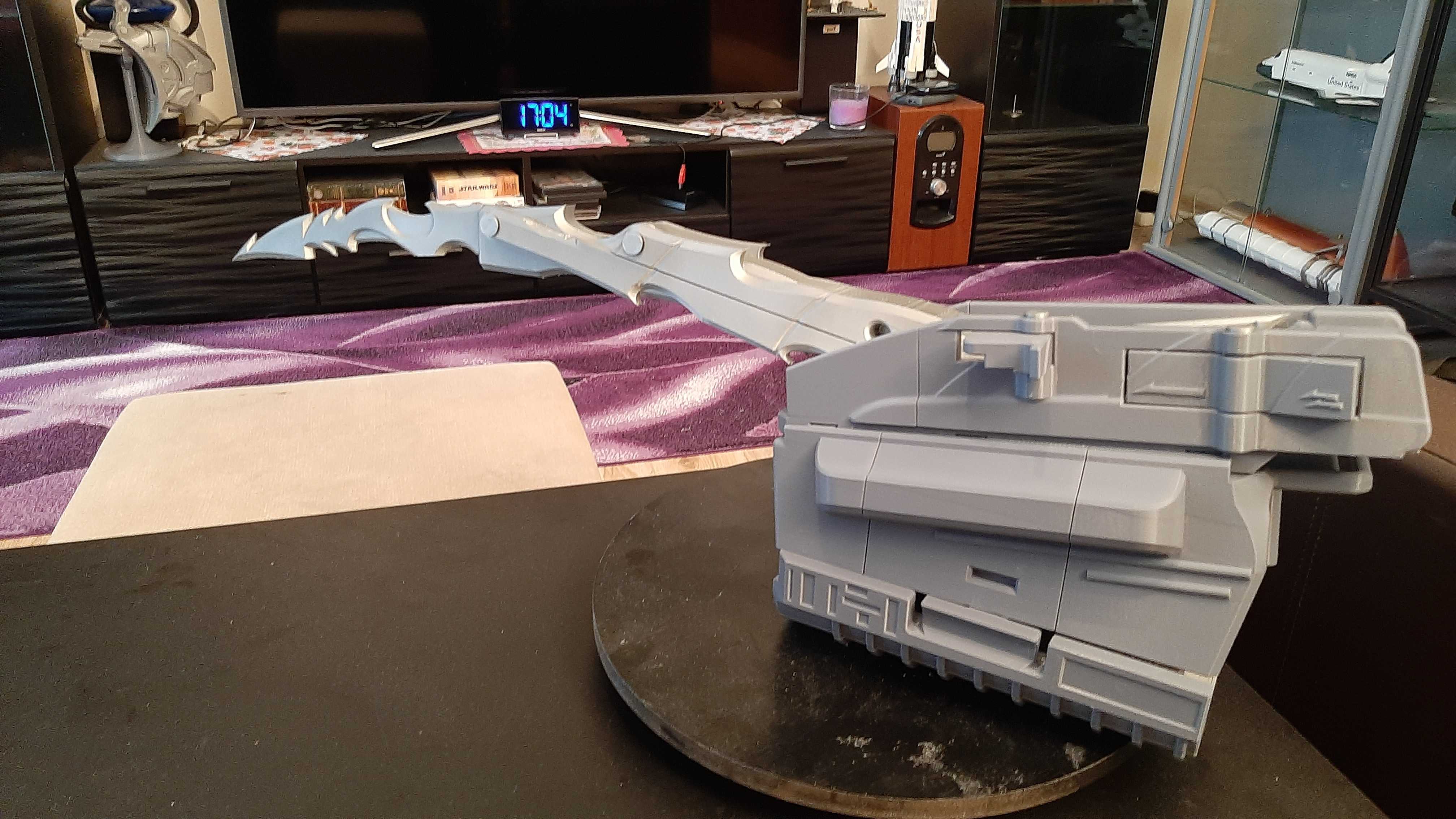 Predator gauntlet with retractable Wrist Blade and Scimitar preview 3