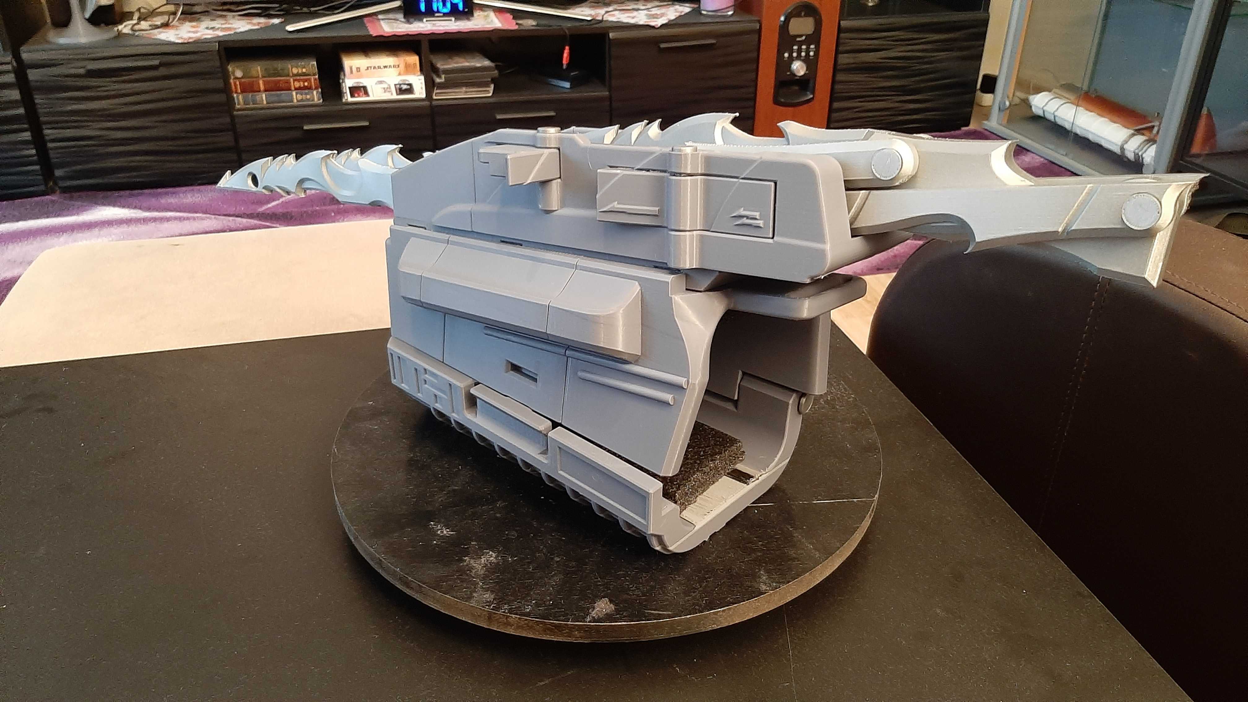 Predator gauntlet with retractable Wrist Blade and Scimitar preview 5